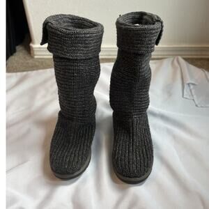 UGG Classic Cardy Knit Boots Women’s Size 8 • Charcoal Gray Button Sweater Boot